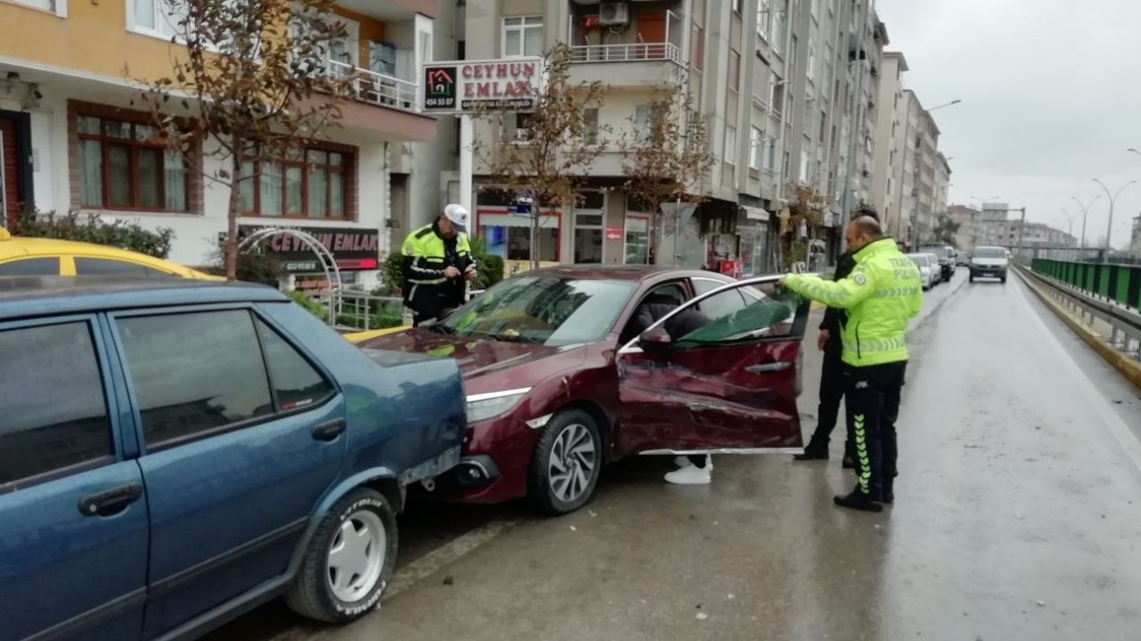 Kocaeli'de Çarpışan İki Otomobil Park Halindeki Araç Sayesinde Durabildi