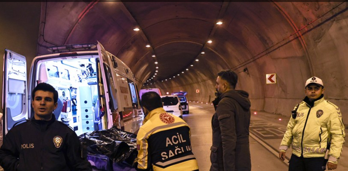 Kadıköy'de Devrilen Ticari Takside 4 Şahıs Yaralandı