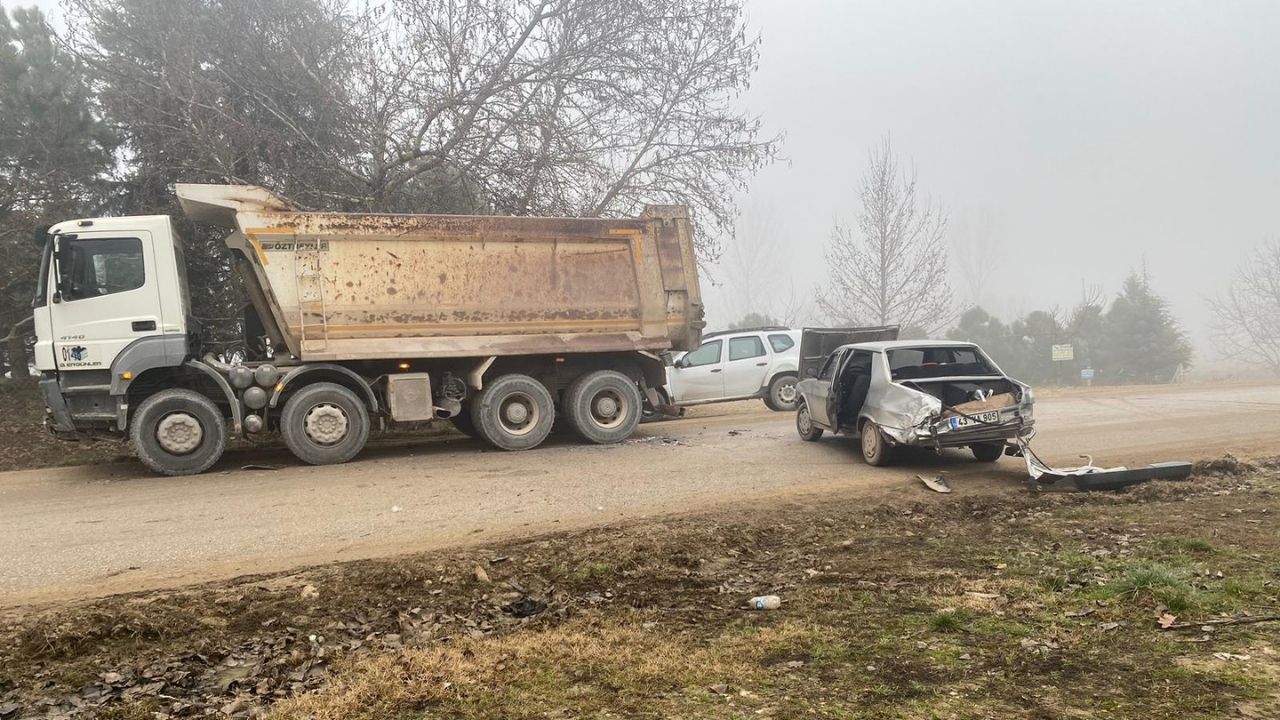 Kamyonun Arkasına Çarpan Otomobilde 4 Yaralı