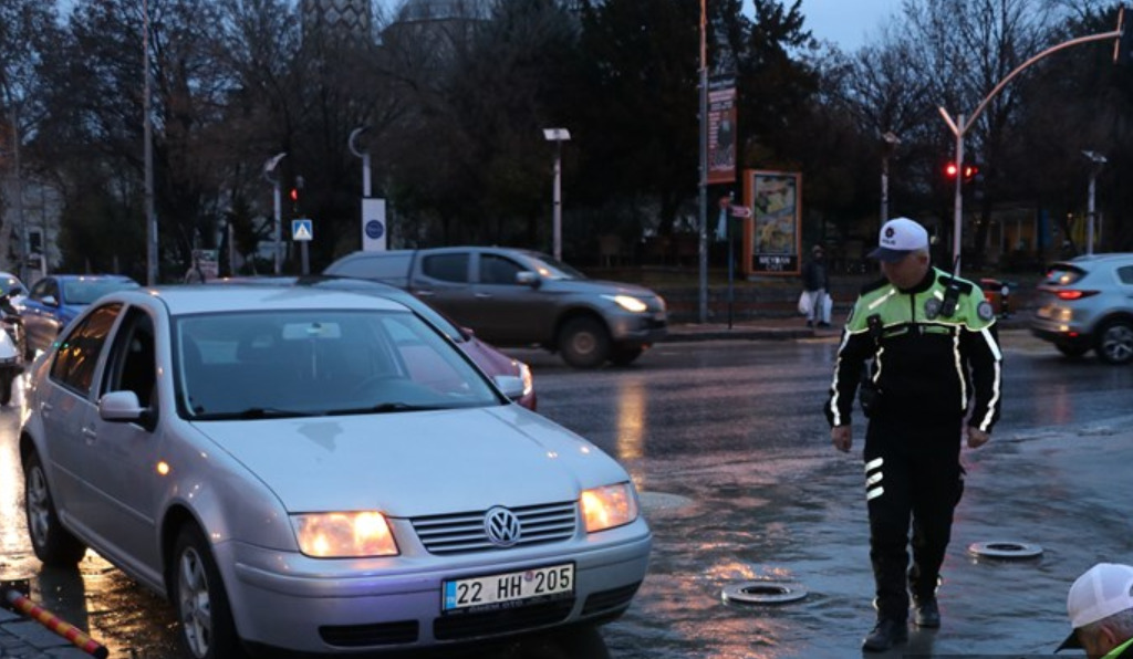 Edirne'de Otomobil Bariyere Takıldı; Çekici Kurtardı