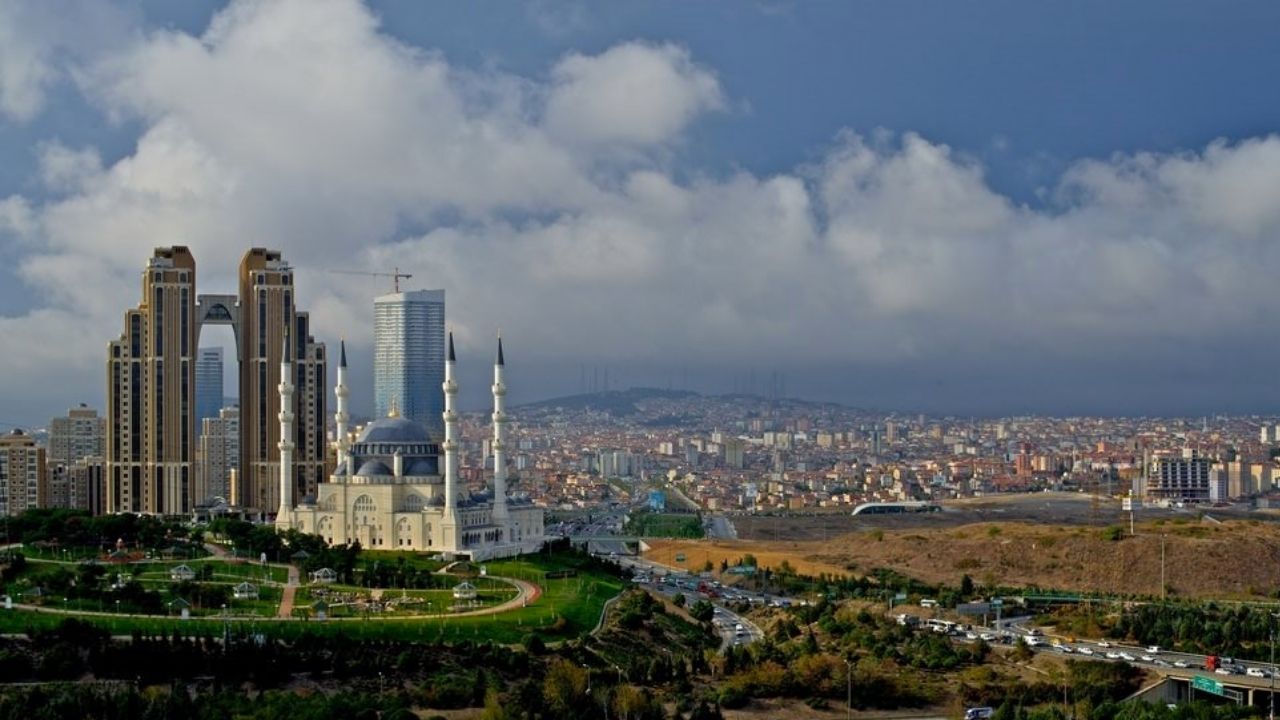 Ataşehir'de AVM'de Yangın Çıktı