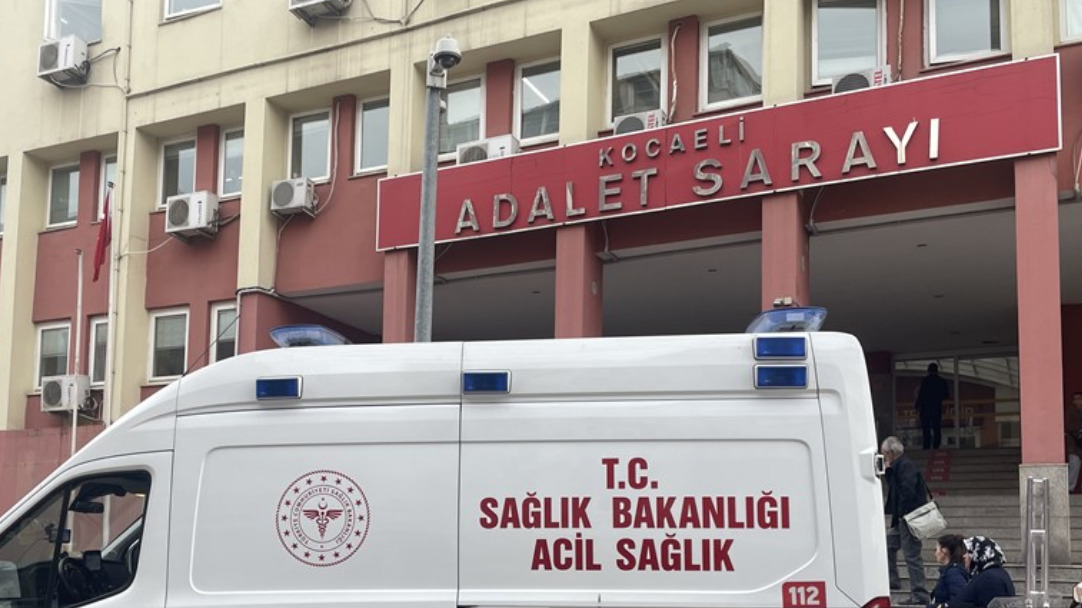 Kavga Davası İçin Geldikleri Adliyede Yine Kavga Ettiler: 3 Yaralı