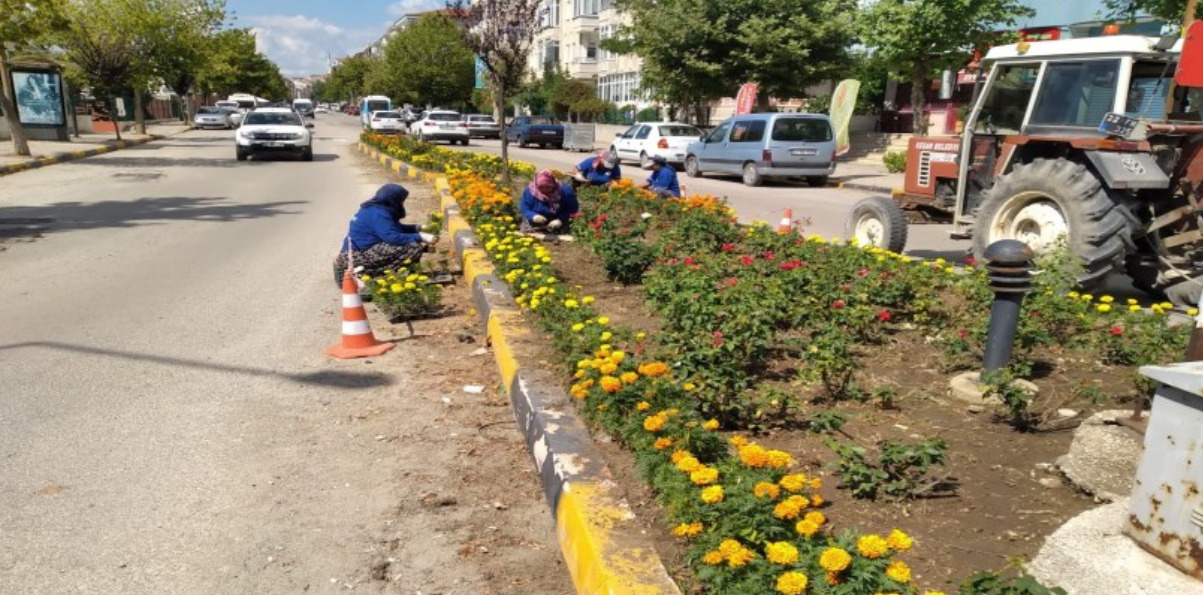 Keşan Belediyesi Park ve Bahçeler Müdürlüğü Çalışmalara Başladı