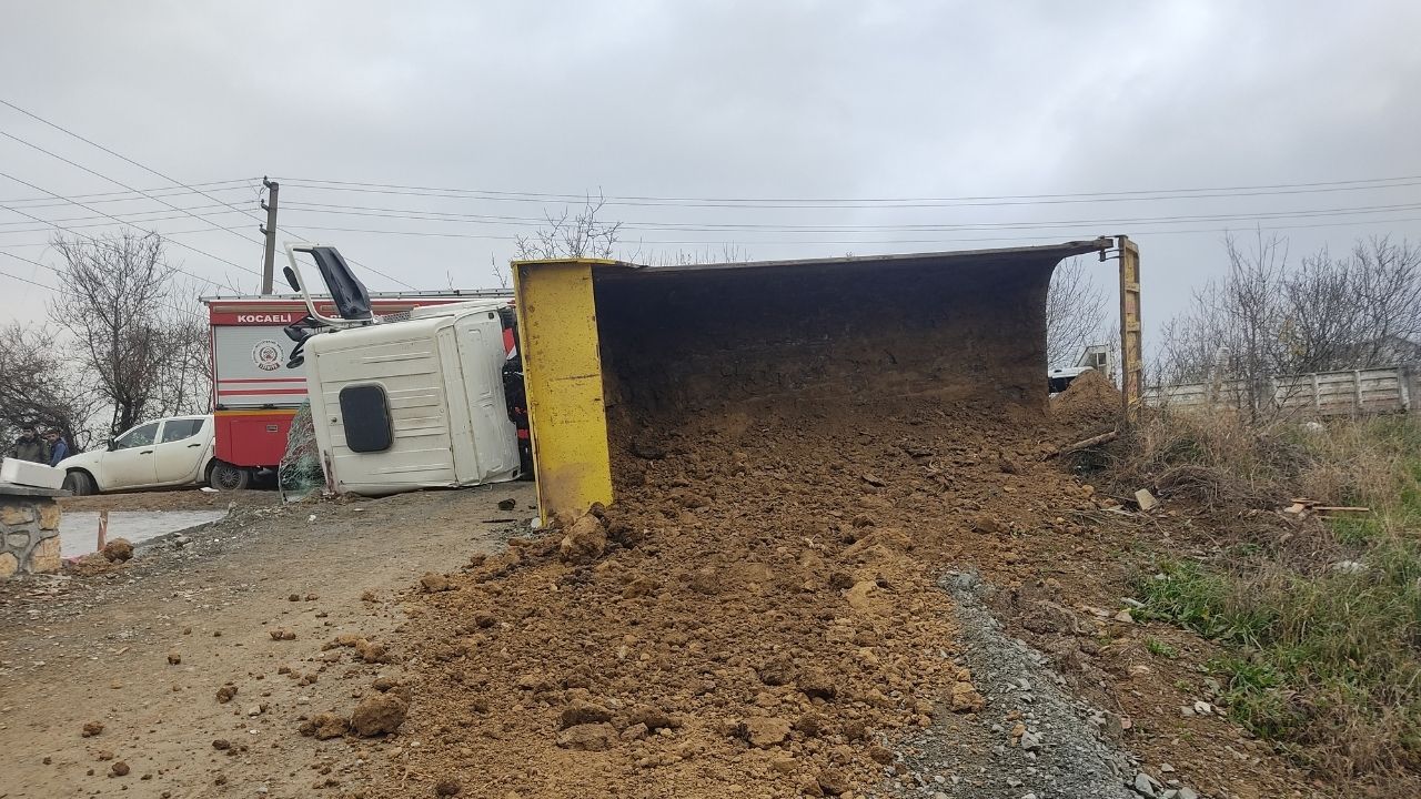 Kocaeli'de Devrilen Kamyonun Sürücüsü Hastanelik Oldu