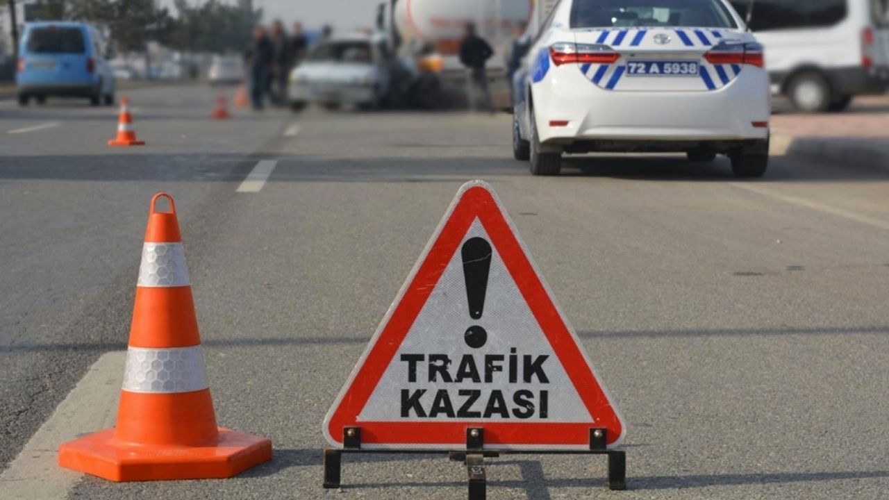 Sakarya Akyazı'da Durağa Çarpan Araç İkiye Bölündü