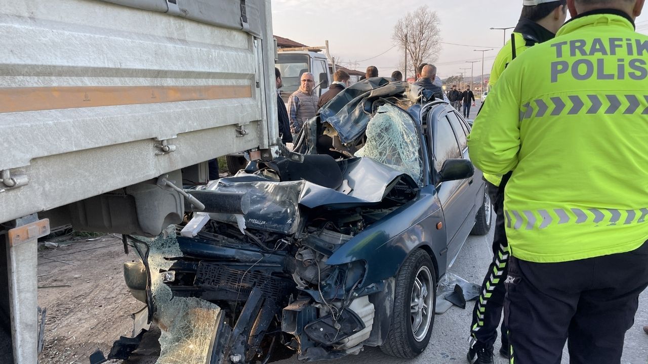 Park Halindeki Kamyona Çarpan Otomobildeki 1 Kişi Hayatını Kaybetti