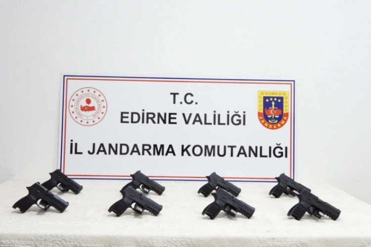 Edirne'de Bir Otomobilden 8 Tabanca Çıktı