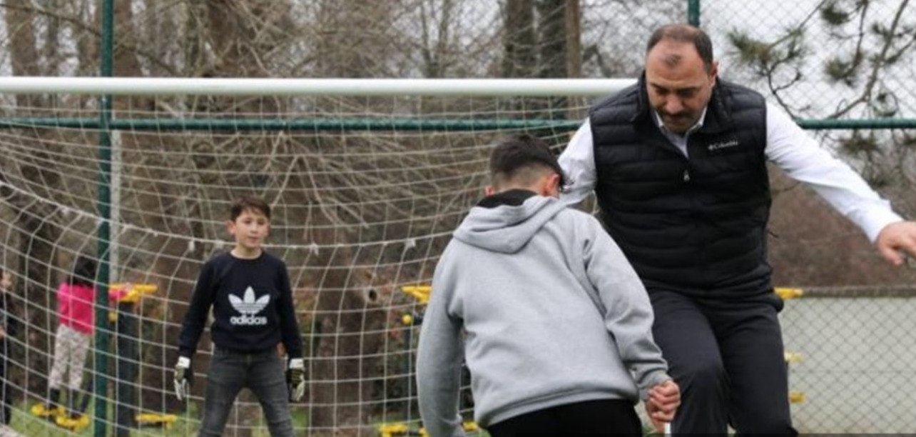 Vali Kaldırım Çocuklarla Futbol Oynadı