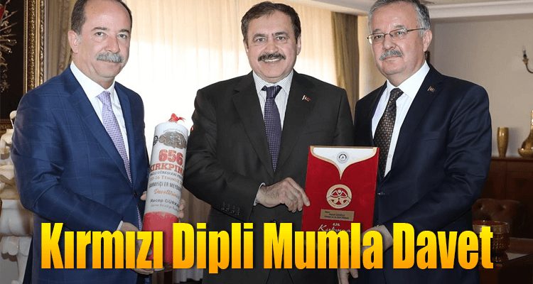 Kırmızı Dipli Mumla Davet Ettiler