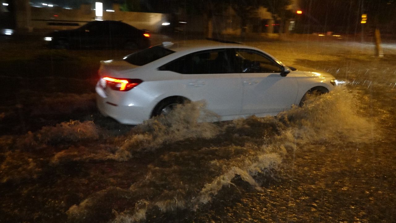 Antalya'da Fırtına ve Yağış Etkili Oldu