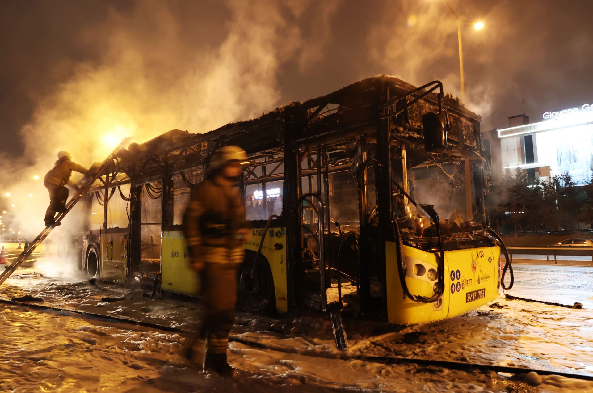 İstanbul'da Seyir Halindeki İETT Otobüsü Yandı