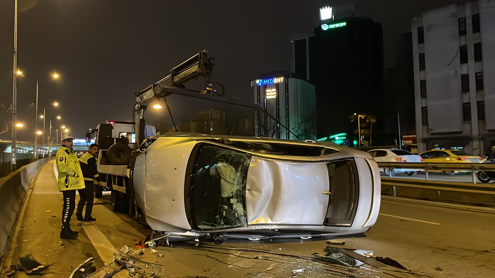 Kadıköy'de Otomobil Devrildi: 3 Yaralı