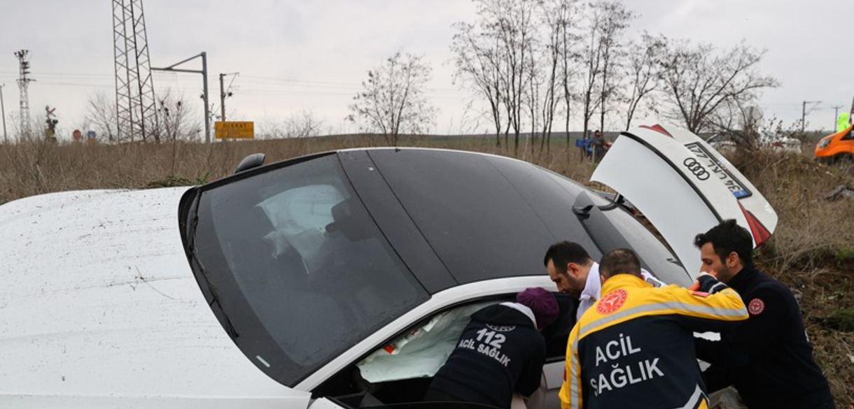 Edirne'de Feci Kaza: Tıra Çarpmamak İçin Yoldan Çıktı, 2 Kişi Yaralandı