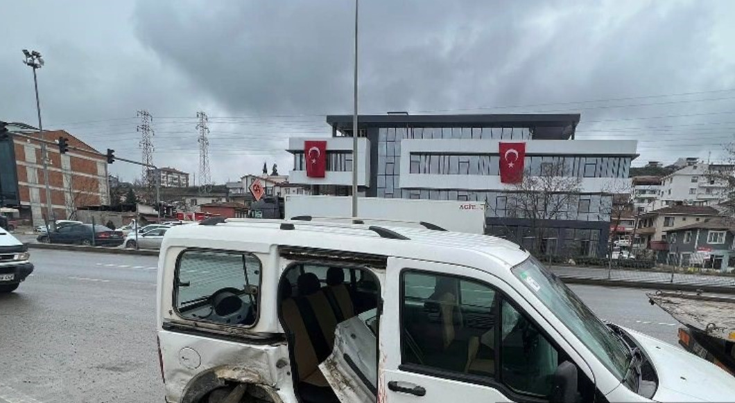 Yalova'da Korkunç Kaza: 3 Kişi Yaralandı