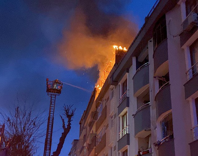 İstanbul'daki 5 Katlı Apartmanda Korkutan Yangın