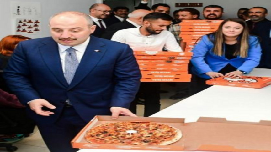 Bakan Varank Öğrencilere Pizza Ismarladı