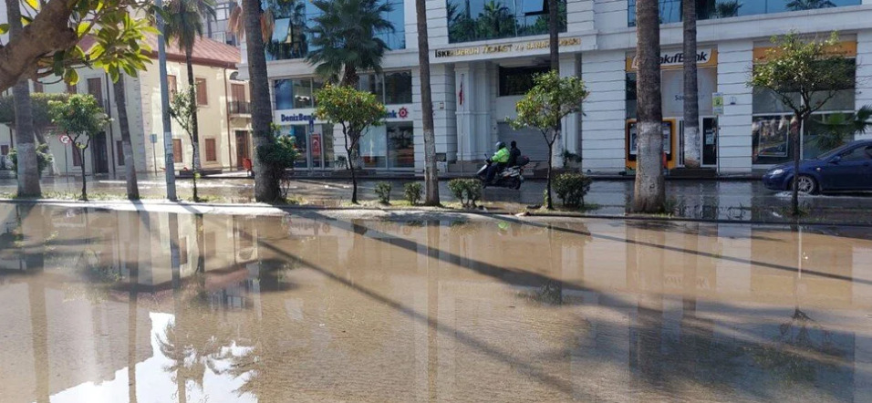 İskenderun'da Cadde ve Sokaklara Dolan Su Çekildi