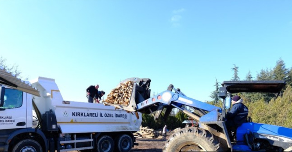 Kırklareli'nden Deprem Bölgesine 3 Kamyon Odun Gönderildi