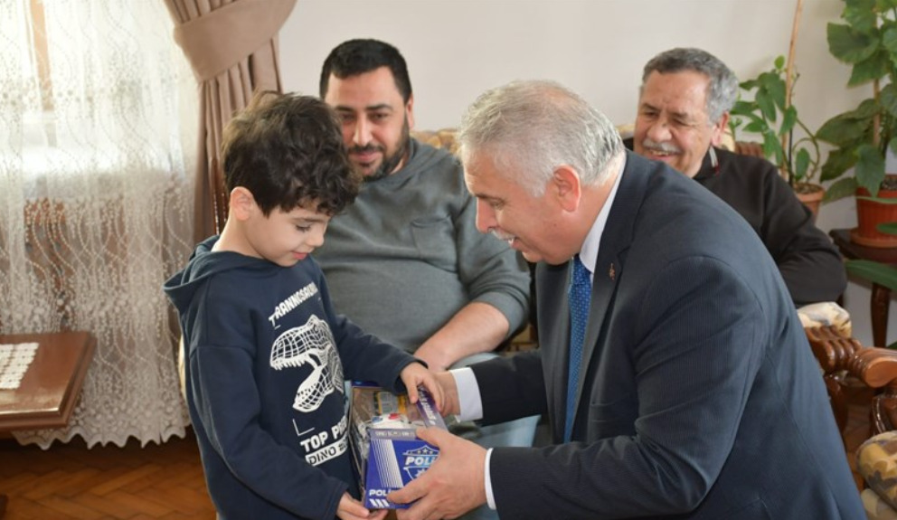 Vali Yıldırım'dan Depremzede Aileye Ziyaret