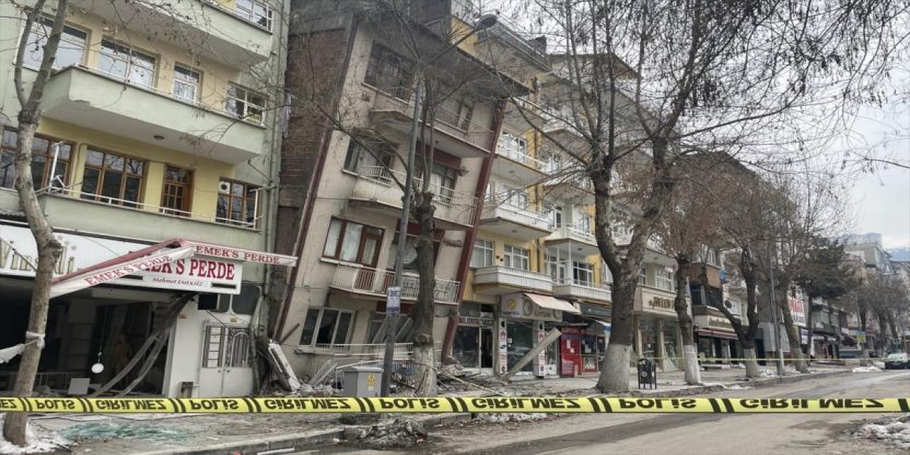 Malatya'da Korkutan Görüntü! Bir Bina Öne Doğru Yattı