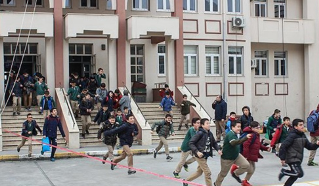 NKÜ Öğrencileri Depremzedelerin Yardımına Koşuyor