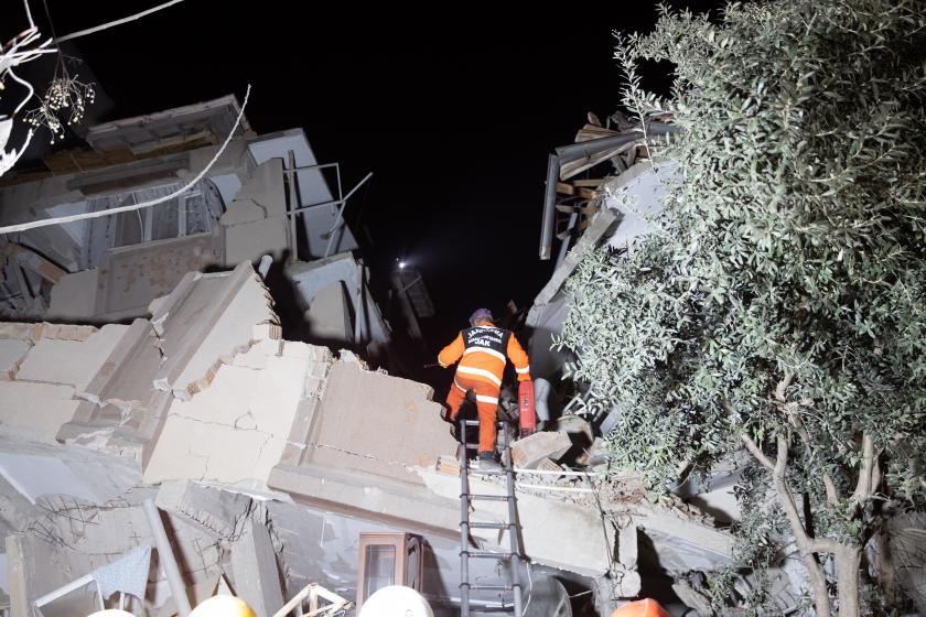 Hatay'daki Depremde Enkaz Altında Kalanlar Kurtarılmaya Çalışılıyor