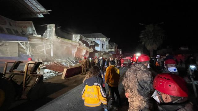 Hatay'daki Deprem Sonrası İş Yeri Çöktü ve Yangın Çıktı