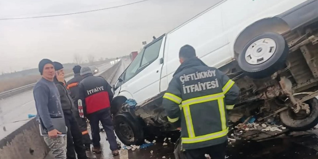 Beton Bariyere Çarpan Panelvanın Sürücüsü Yaralandı