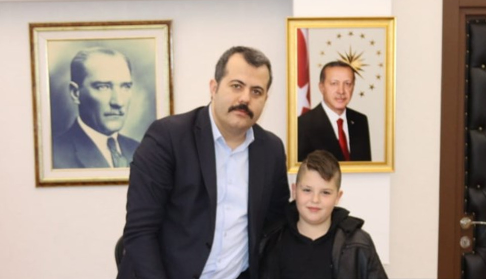 Süloğlu'nda 9 Yaşındaki Emir Avcıl Kumbarasını Depremzedelere Bağışladı