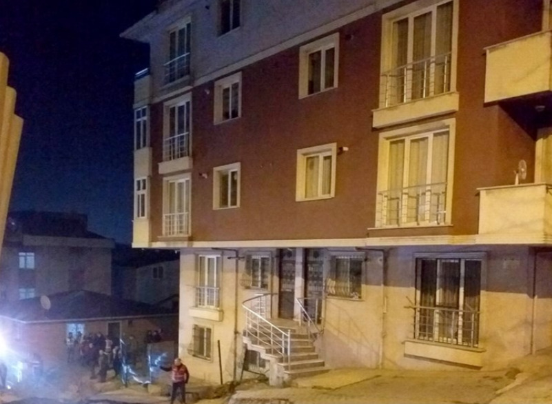 Pendik'te Yol Çöktü! 2 Bina Boşaltıldı