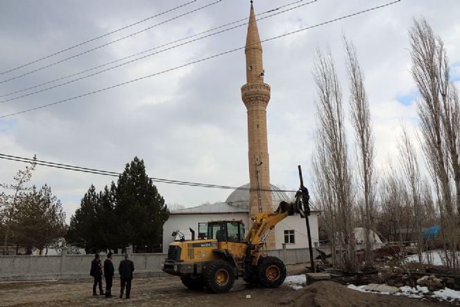 Depremden Zarar Gören Hüyük Camisi'nin Minaresi Yıkıldı