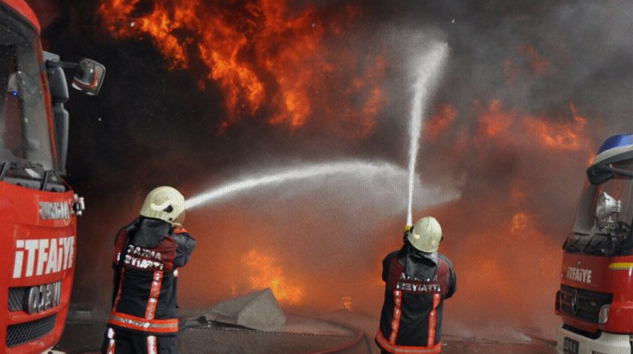 Kocaeli'nde Korkutan Fabrika Yangını