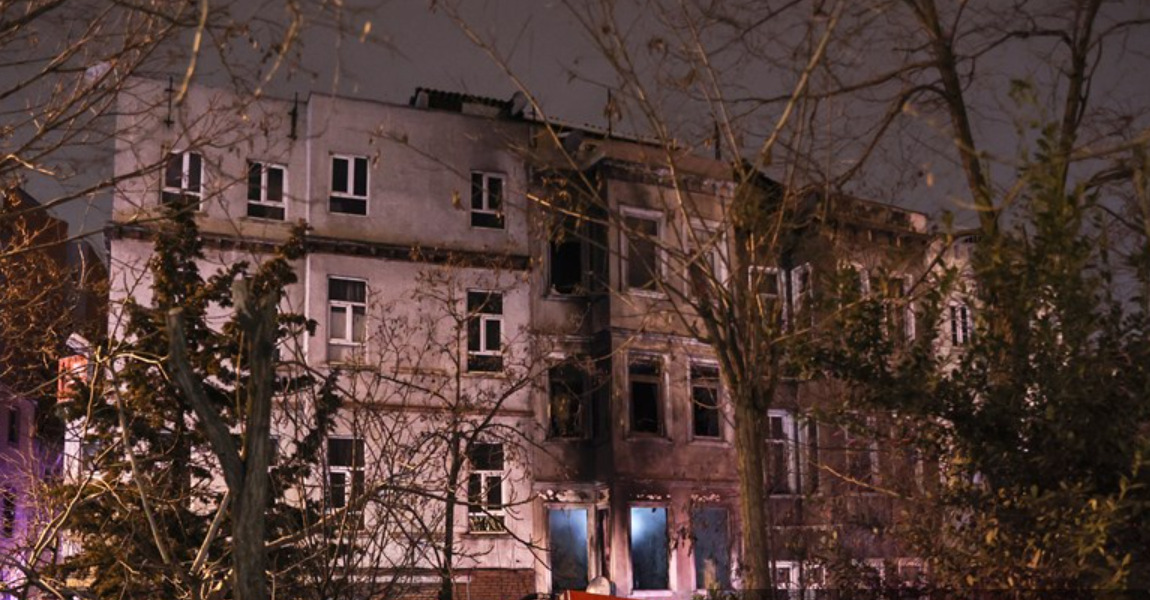 Beyoğlu'nda Korkutan Yangın! 2 Kişi Binada Mahsur Kaldı