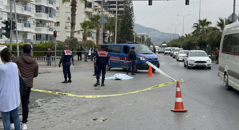 Depremden Kurtulan 3 Kişi Kazada Yaşamını Yitirdi, 4 Kişi ise Yaralandı