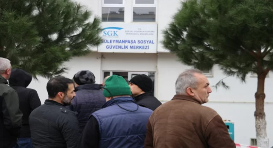 Tekirdağ'daki SGK İl Müdürlüklerinde EYT Yoğunluğu Yaşanıyor