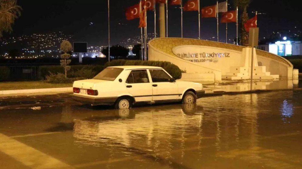 Hatay'da Deniz Suyu Taştı! Kaymakamdan Açıklama Geldi