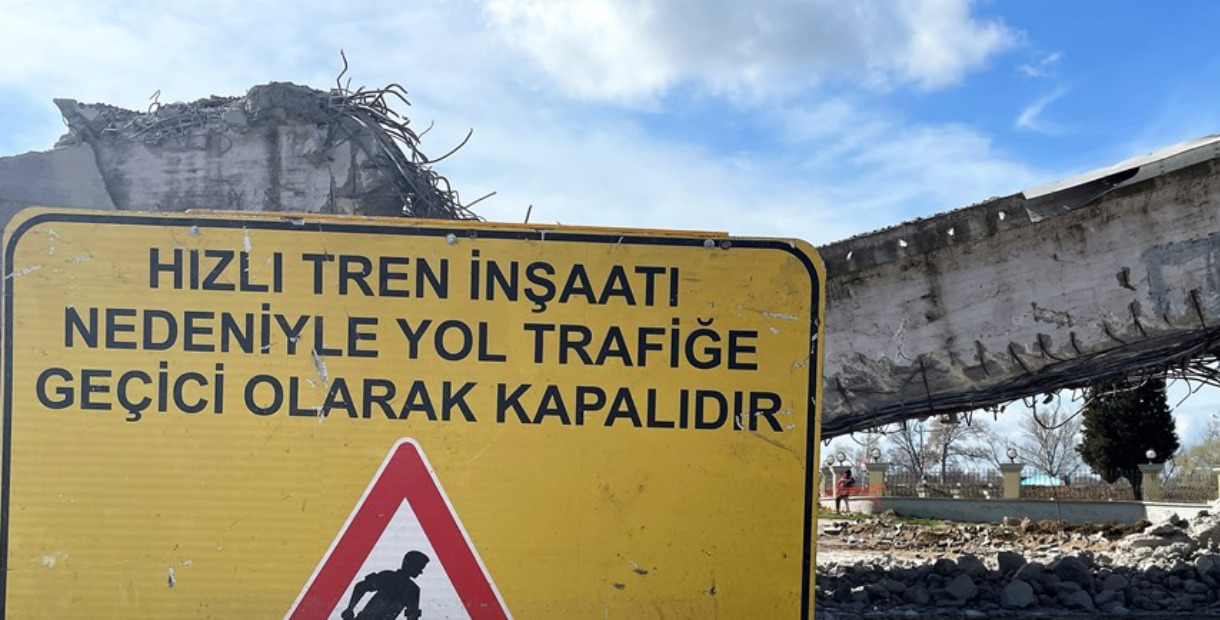 Tunca Nehri Civarındaki Tren Yolu Üst Geçidi Yıkılıyor