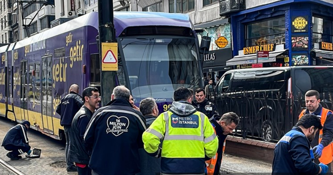 Raydan Çıkan Tramvay Elektrik Direğine Çarptı