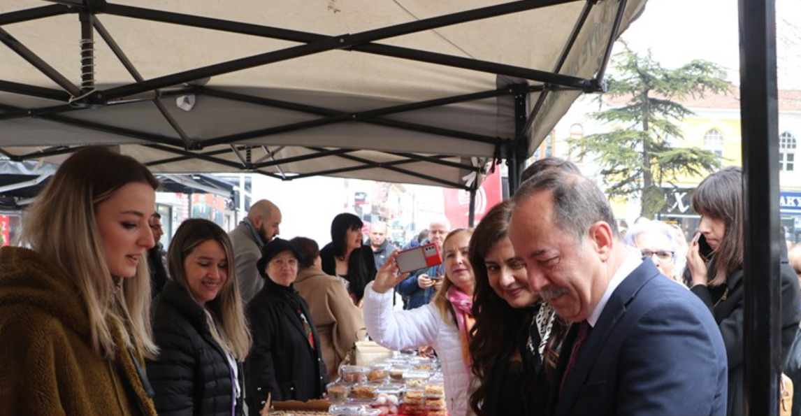 Edirne'de Depremzedeler İçin Kermes Düzenlendi