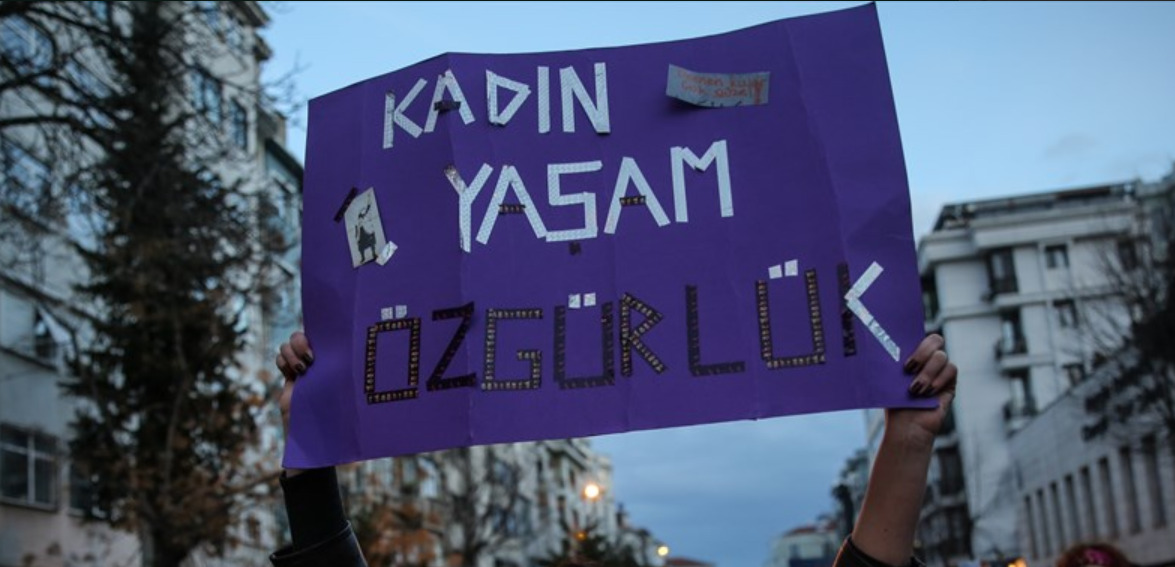 Beyoğlu'nda İzinsiz 'Feminist Gece Yürüyüşü'