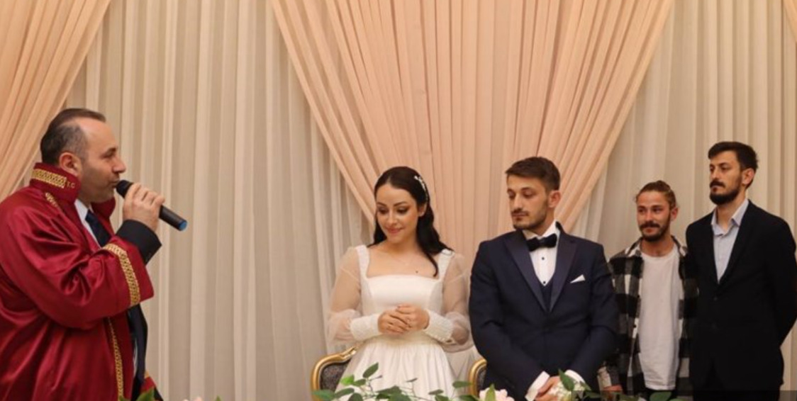 Depremde Yakınlarını Kaybeden Genç Çift Nikah Masasına Oturdu