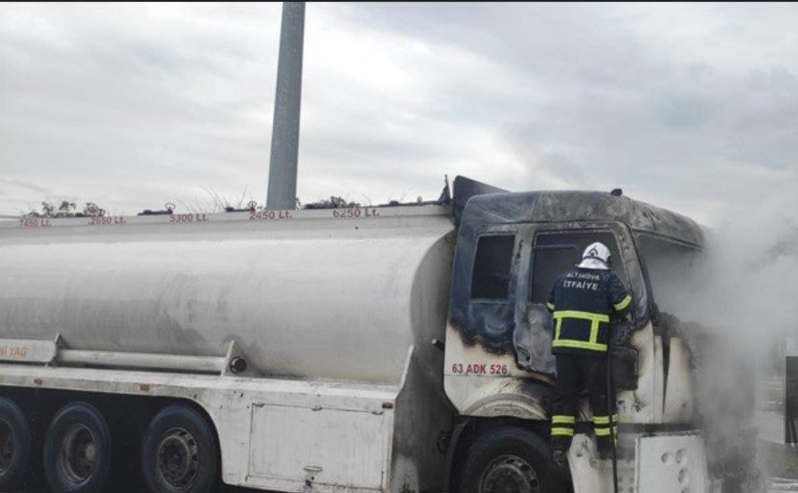 Yalova'daki Yağ Yüklü Tankerde Yangın Çıktı!