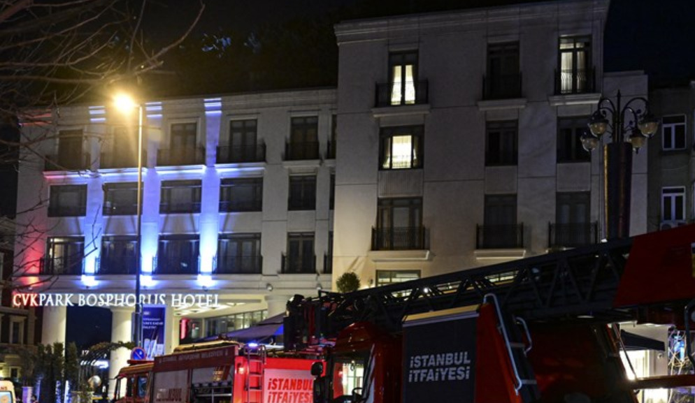 Beyoğlu'ndaki Otelde Korkutan Yangın