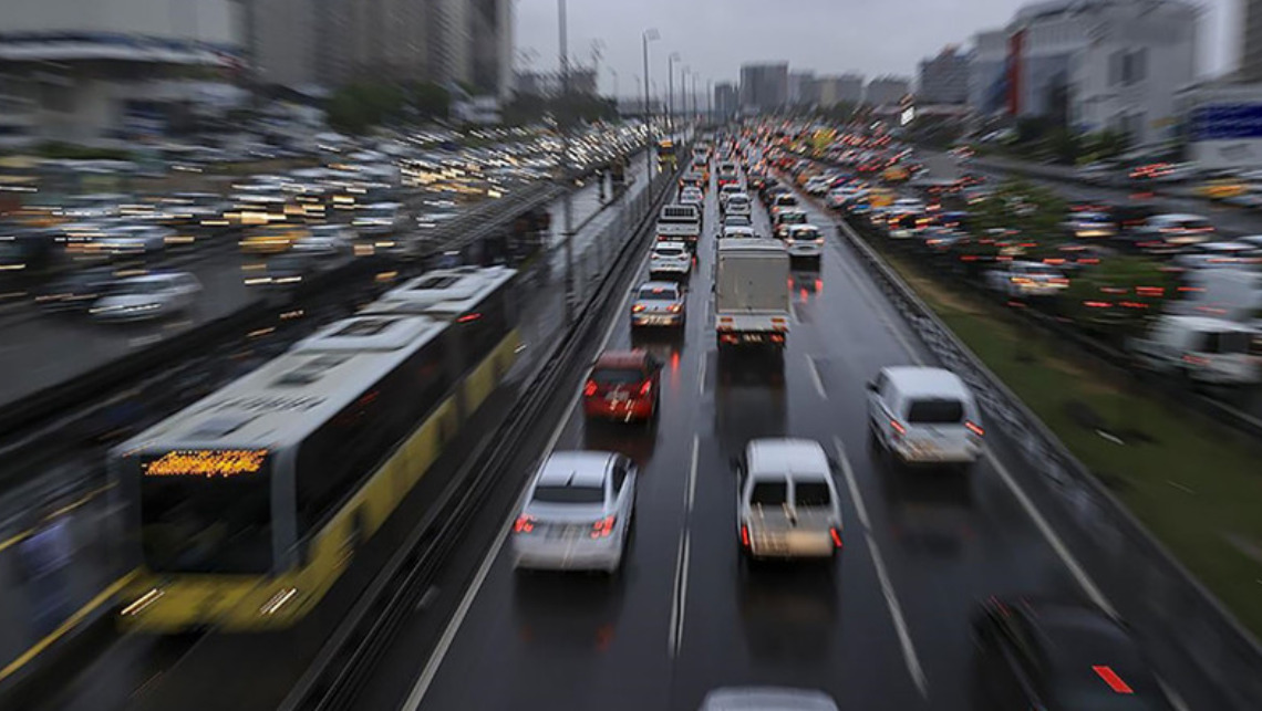 İstanbul'daki Fırtına Ulaşımı Vurdu