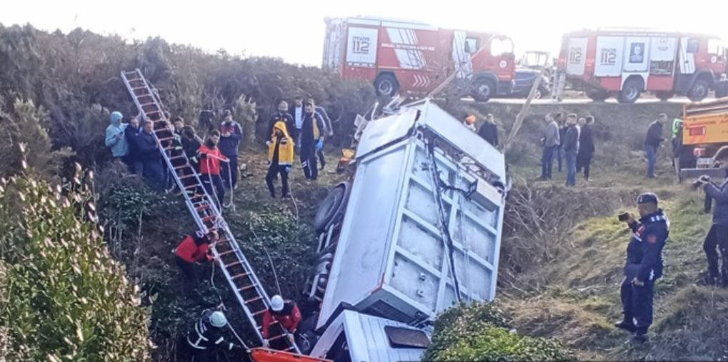 Çöp Kamyonu Şarampole Devrildi: 3 Yaralı