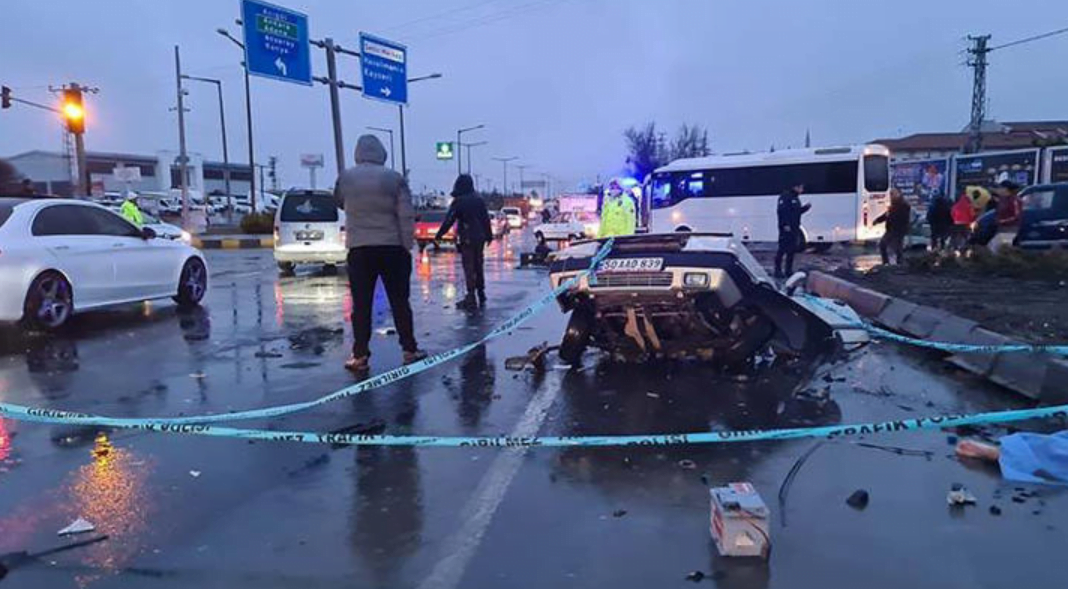 AFAD Minibüsü Otomobille Çapıştı: 1 Ölü, 9 Yaralı