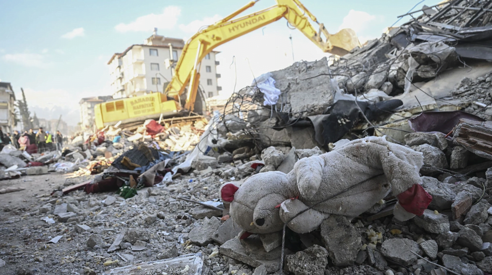 Enkazdan Çıkarılan Çocuklar Kaçırıldı Mı? Valilikten Açıklama Geldi