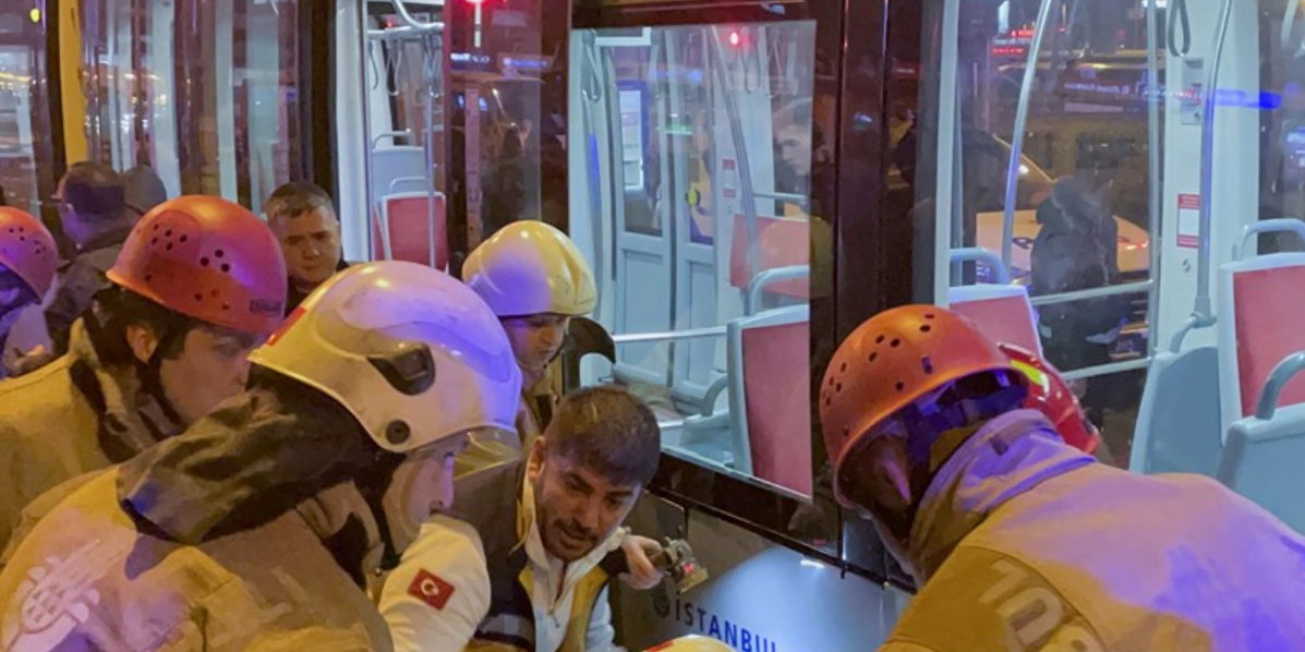 Tramvay Durağı Yakınında Feci Kaza: Yabancı Uyruklu Bir Kişi Ağır Yaralandı