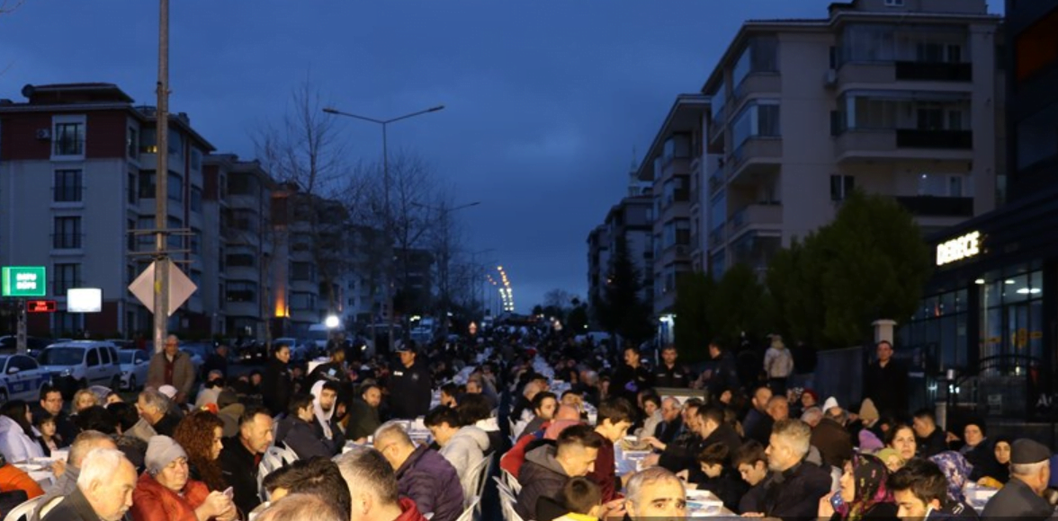 Tekirdağ'da 'Gönül Sofraları': Dev İftar Sofrasında Toplantılar