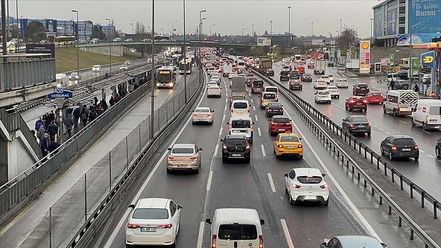 İstanbul'da Haftanın İlk İş Günü Trafik Yoğunluğu Yaşanıyor